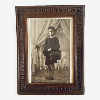 Photo 1900 portrait écolier, cadre en bois sculpté et vitré