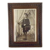 Photo 1900 schoolboy portrait, carved and glazed wooden frame