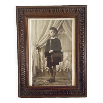 Photo 1900 portrait écolier, cadre en bois sculpté et vitré