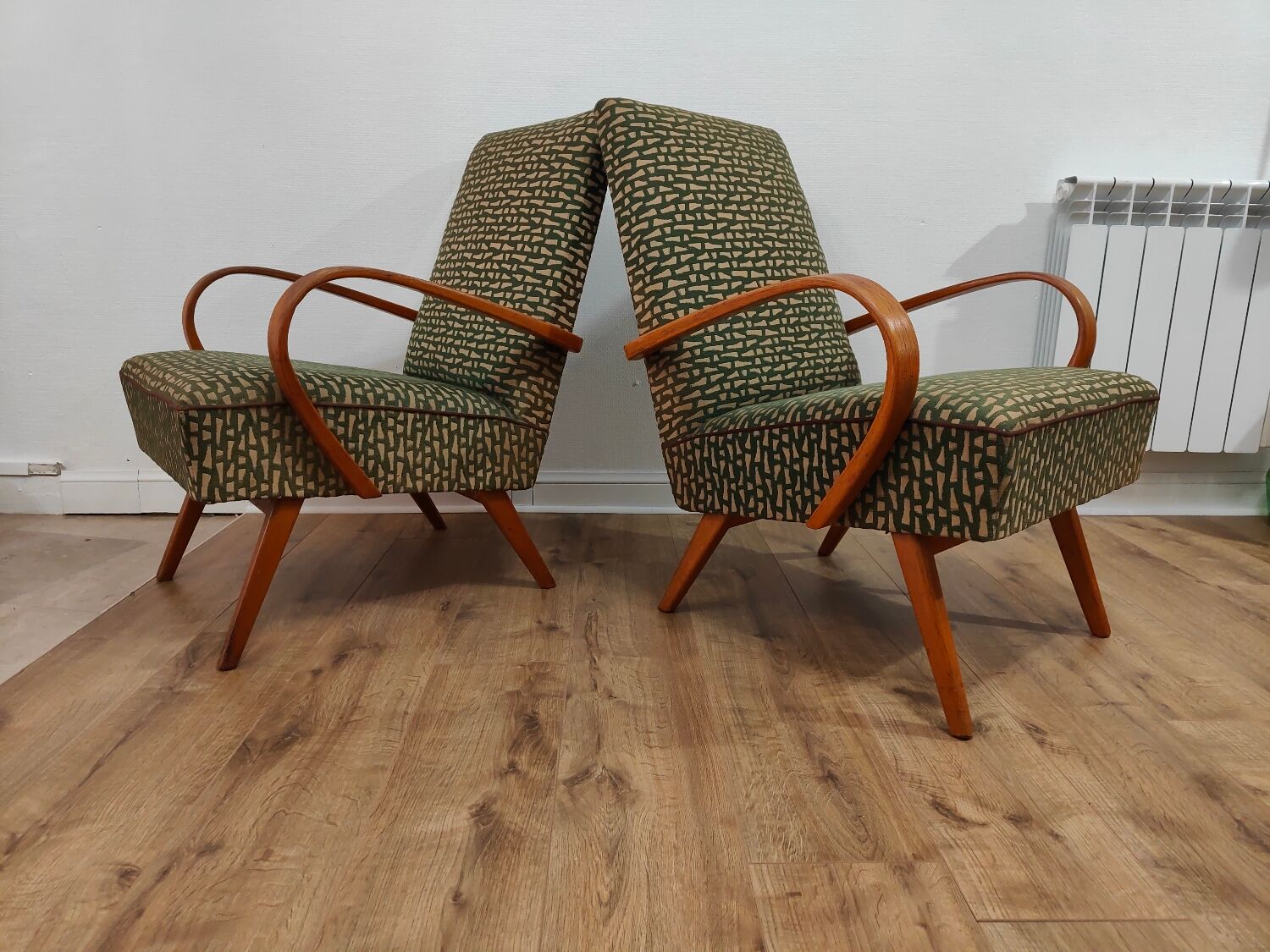 Paire de fauteuils 6952 par Jaroslav Smidek pour Ton