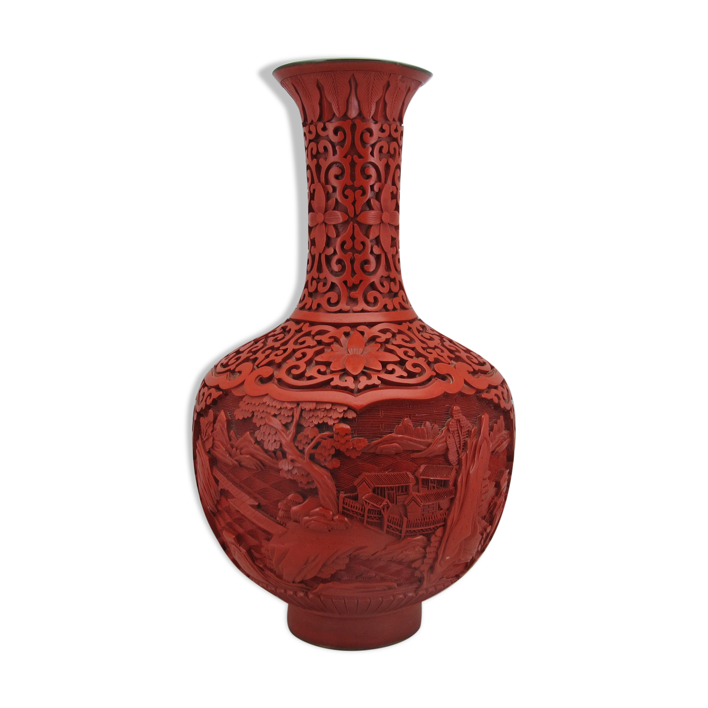Chinese vase in red lacquer