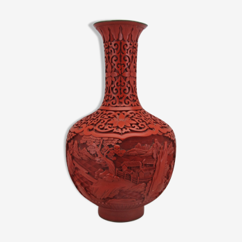 Vase chinois en laque rouge
