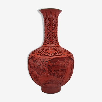 Chinese vase in red lacquer