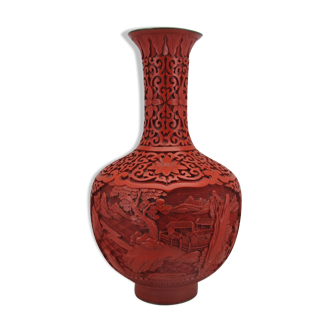 Vase chinois en laque rouge