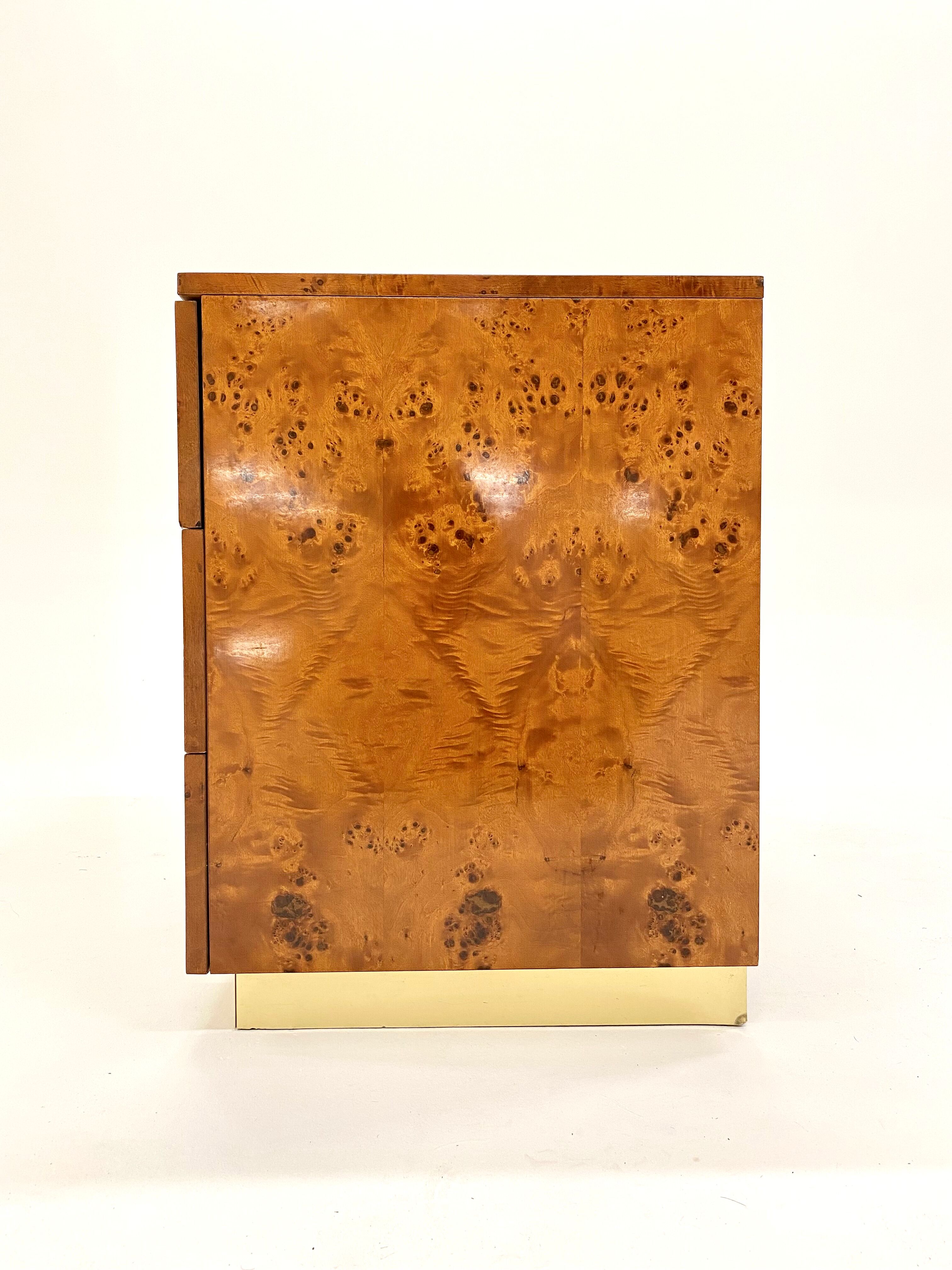 Chest of drawers in elm magnifying glass and brass 1970s