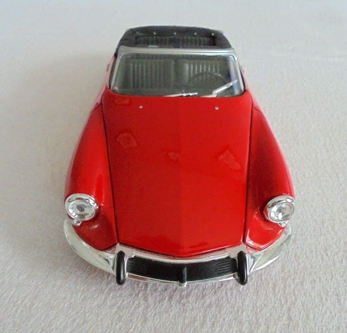 Welly Citroen DS 19 red convertible 1/24th miniature car