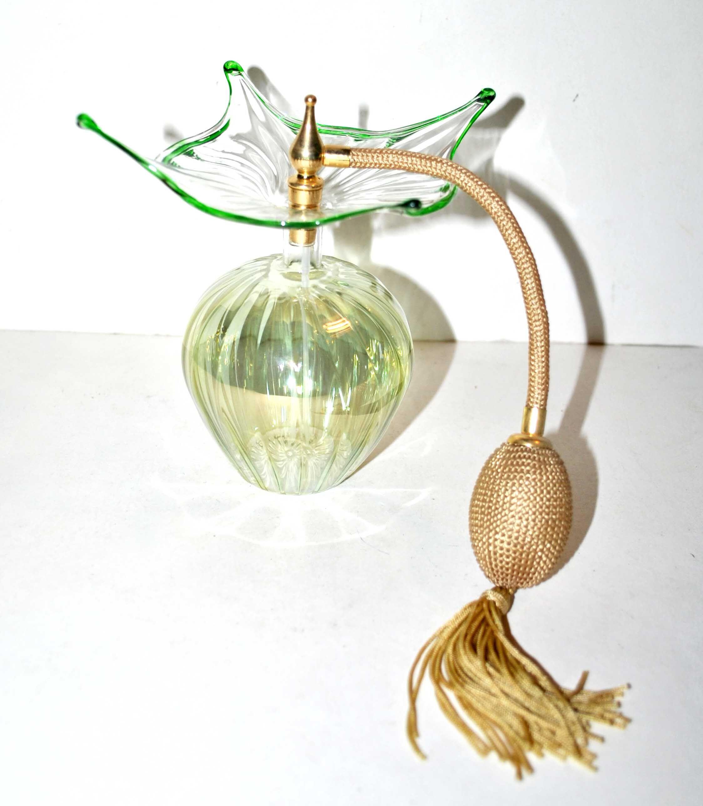 Flacon Vaporisateur à poire en verre soufflé vert irisé vintage PARFUM Collection