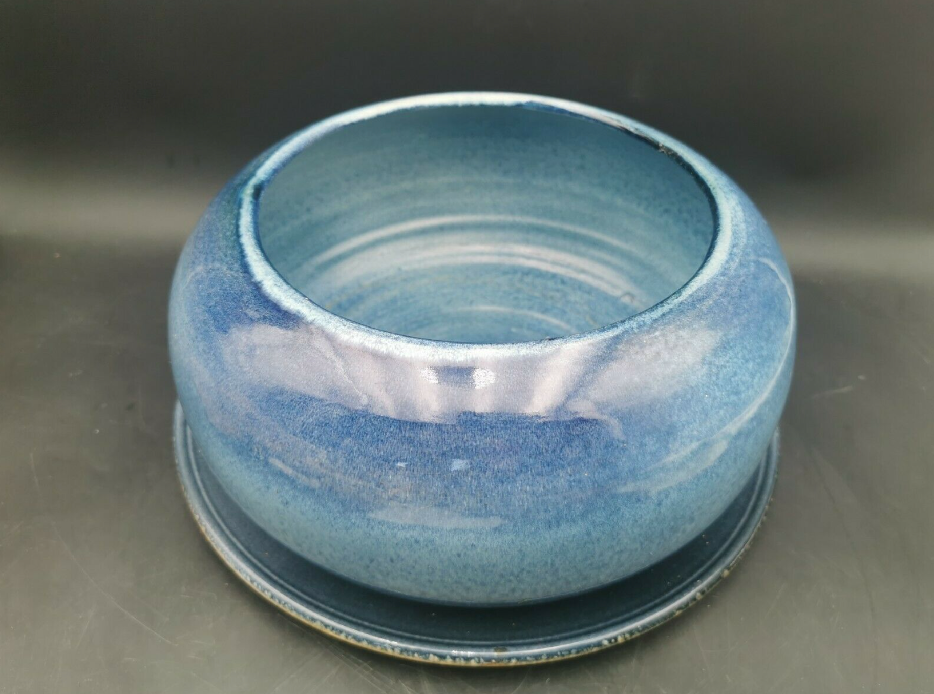 Blue ceramic bowl and its undercut