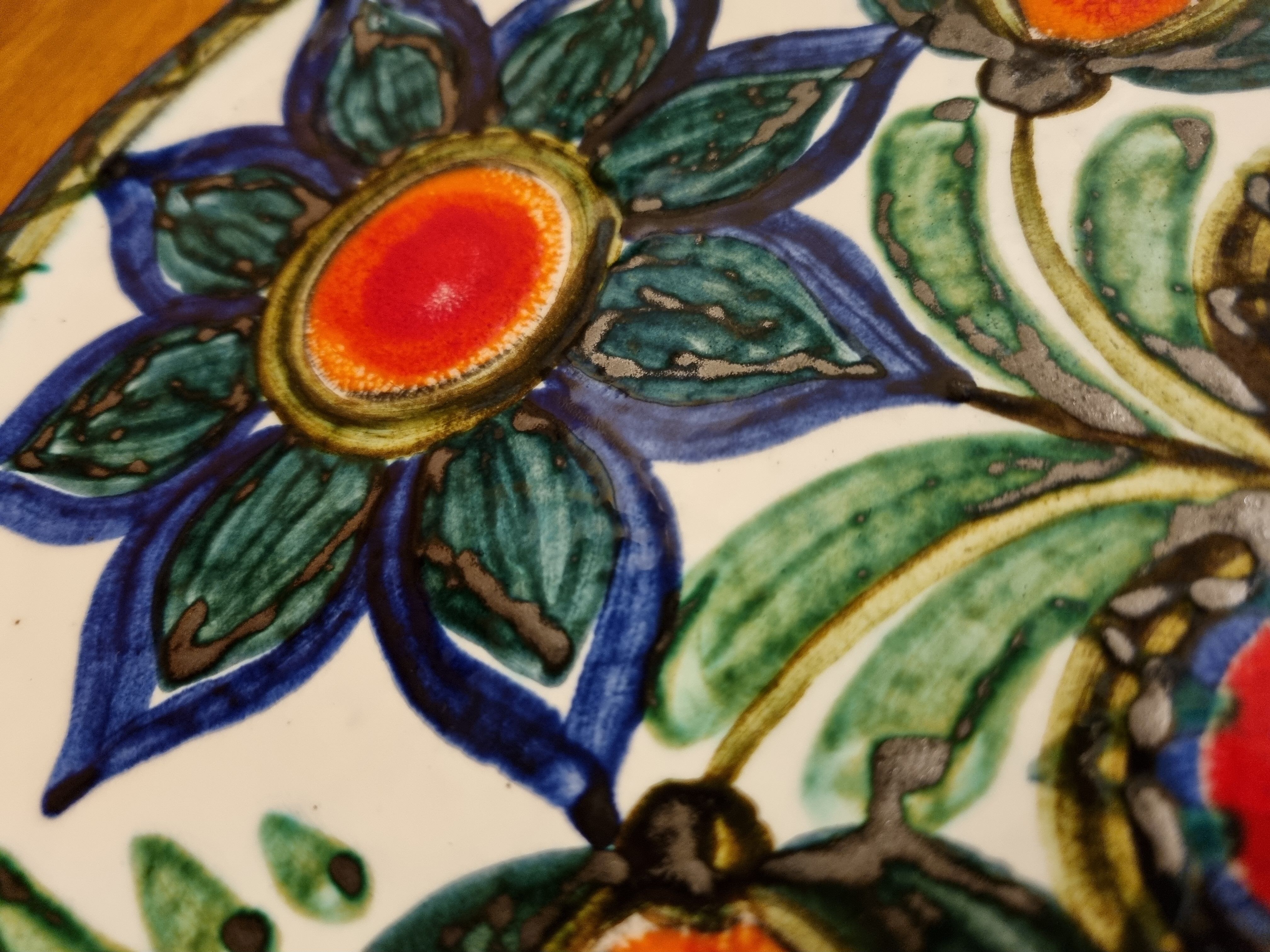 Decorative plate 70s Stylized flower and heart pattern