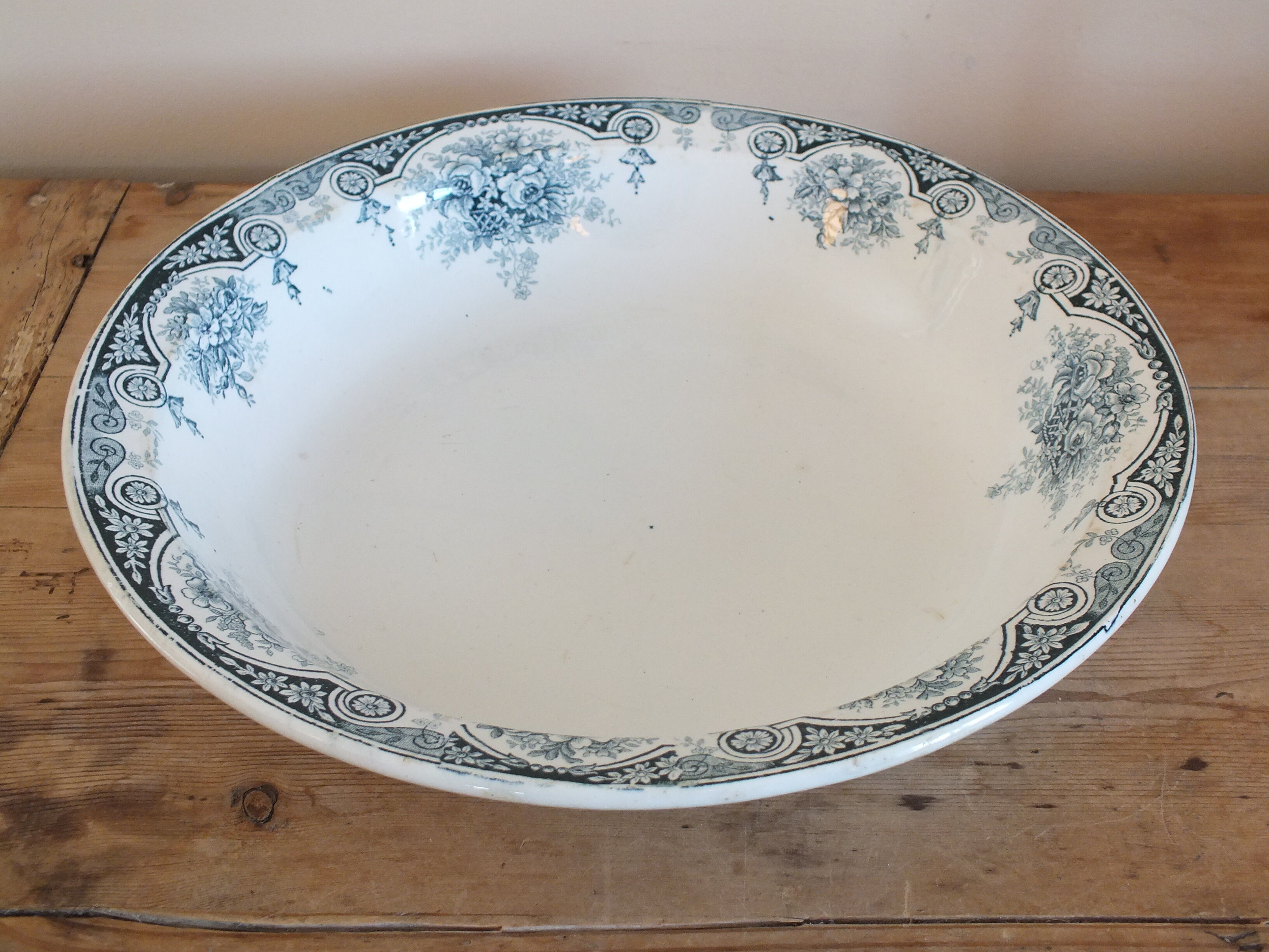 Hollow dish in Iron St Amand Pompadour