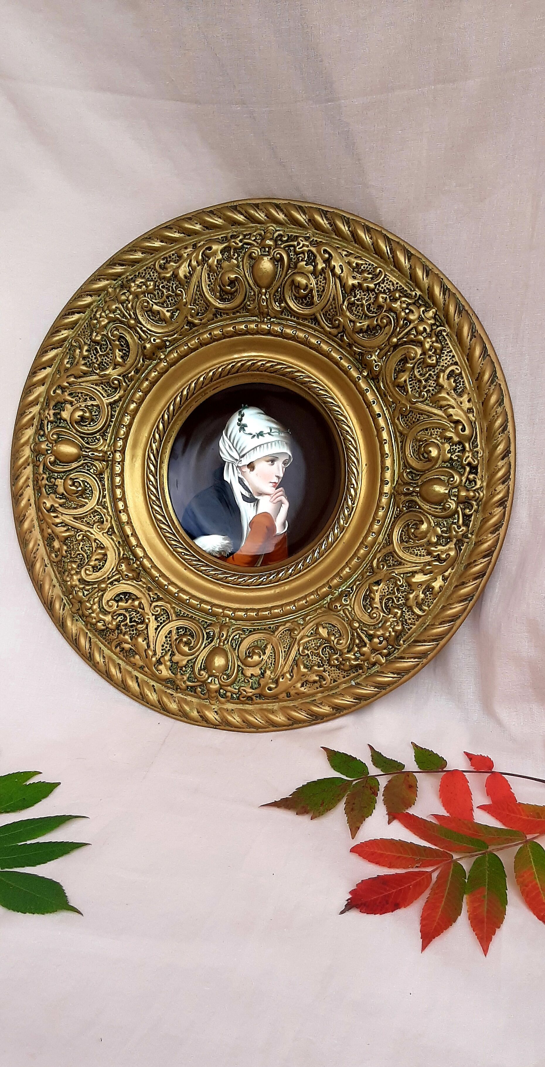 Brass wall decoration repelled hand-painted portrait