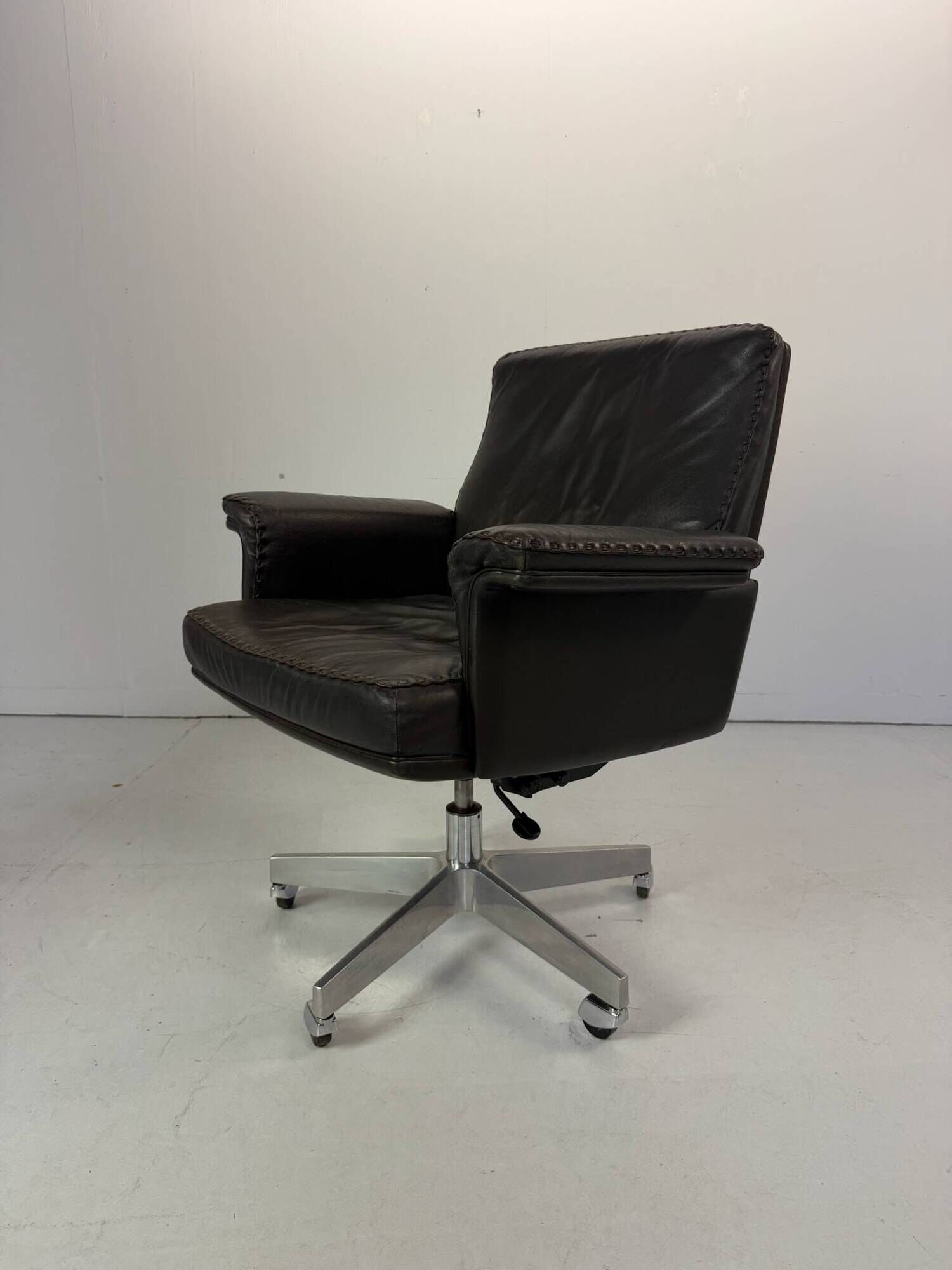 Vintage Leather Swivel Armchair De Sede DS 35, Switzerland, 1970s