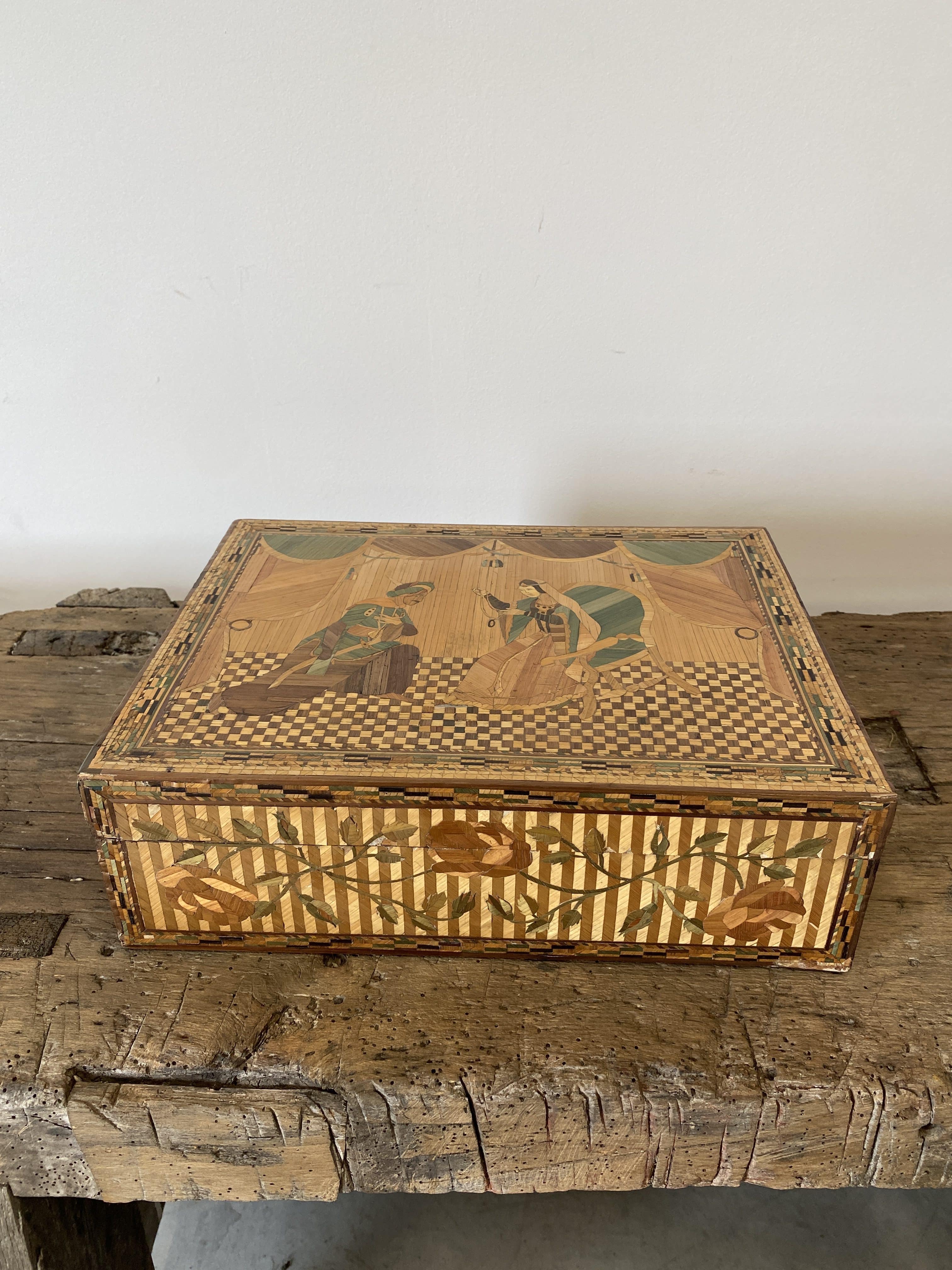 Jewellery box, secrets, straw marquetry and oriental patterns.