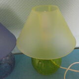 2 lampes à poser "Waths", pieds en verre, parme et citron