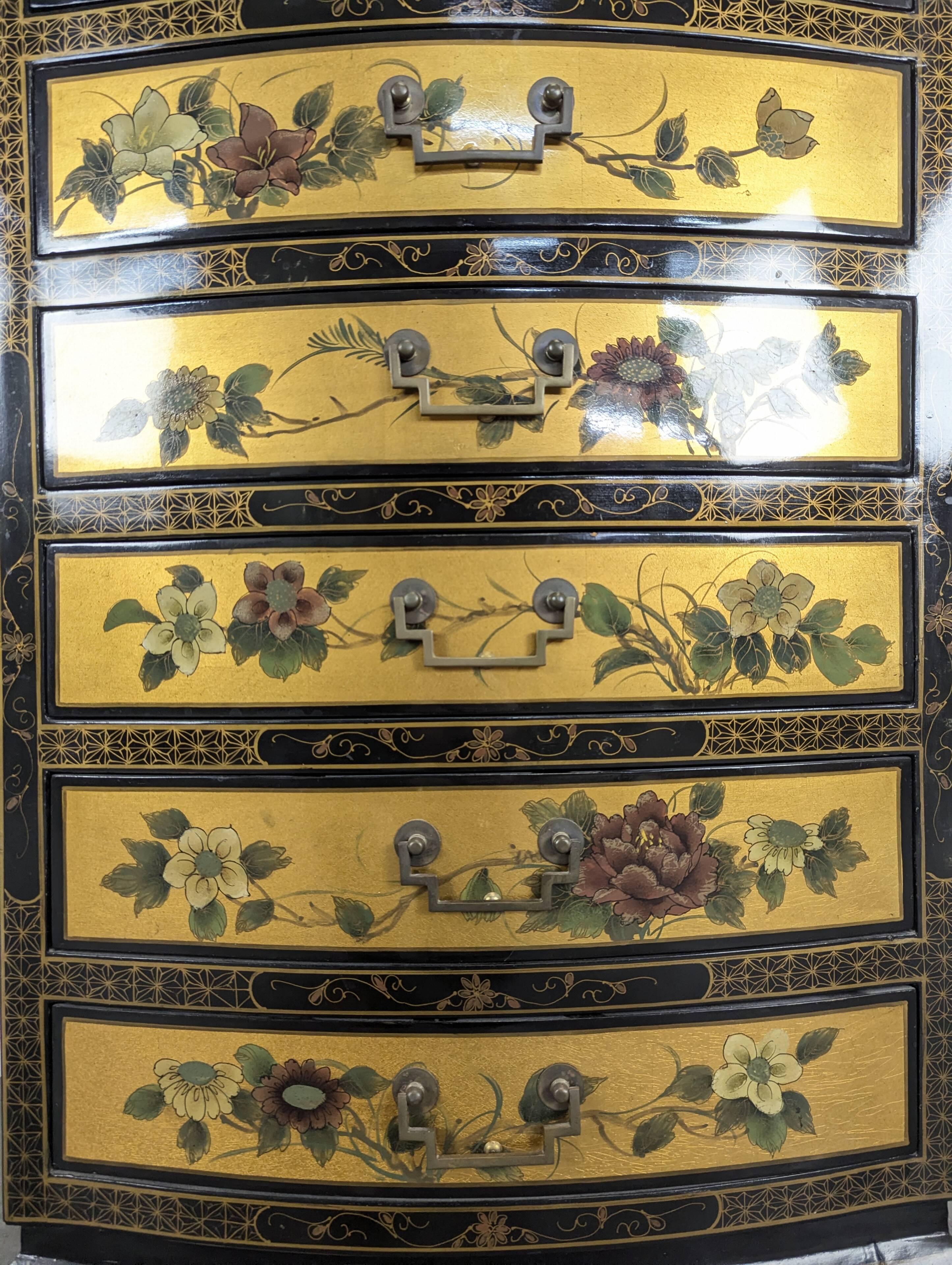 Cabinet doré laqué chinois