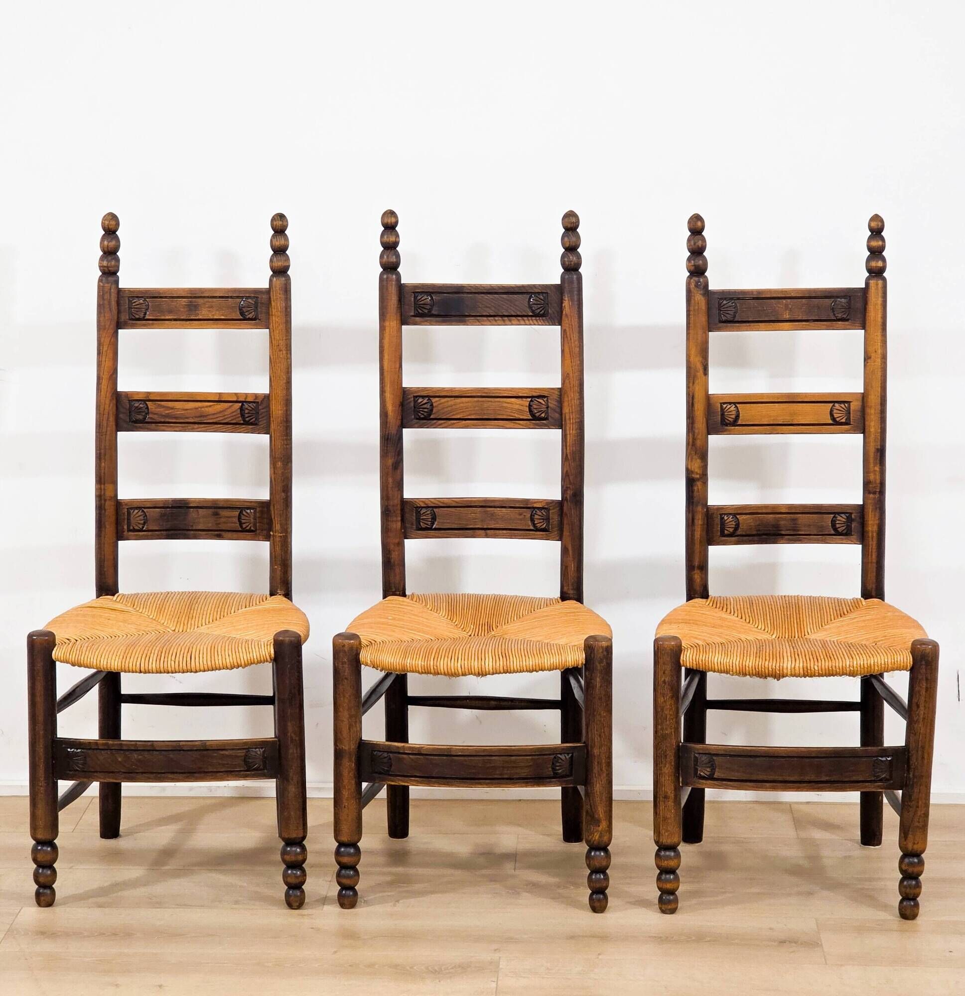 Set of 4 brutalist chairs in carved wood and straw – Circa 1940