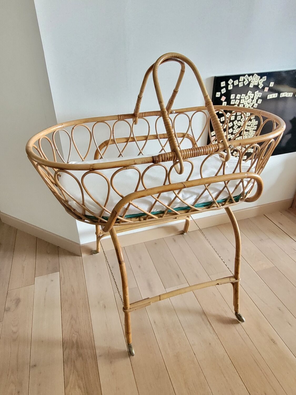 Rattan bassinet with support
