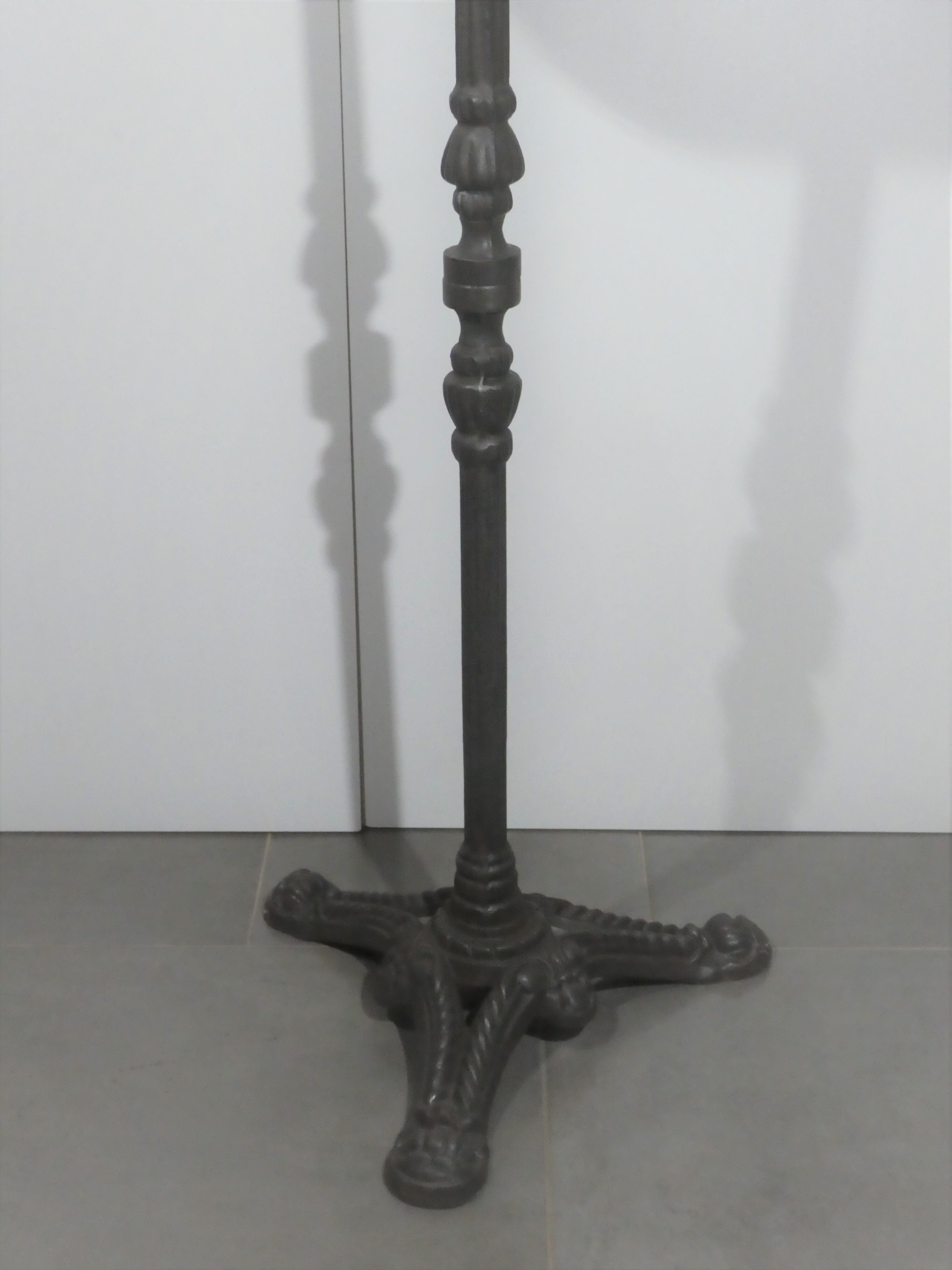 Eat standing art deco