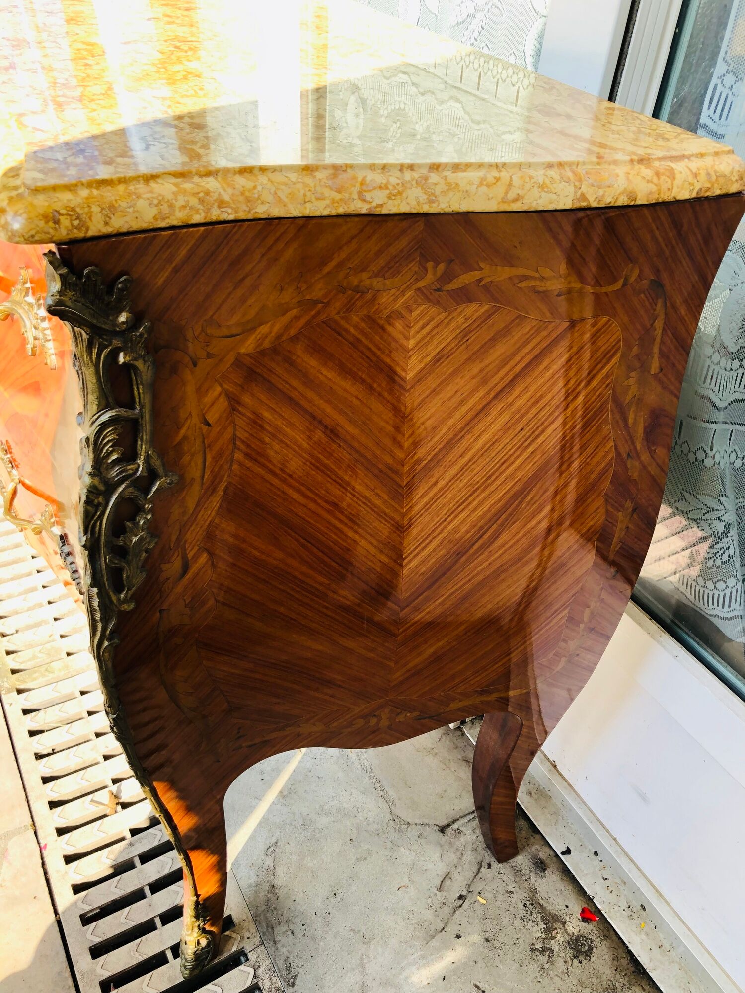 Commode de style Louis XV en marqueterie