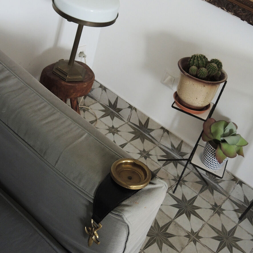 Old armrest ashtray with fleur-de-lis design in leather and brass.
