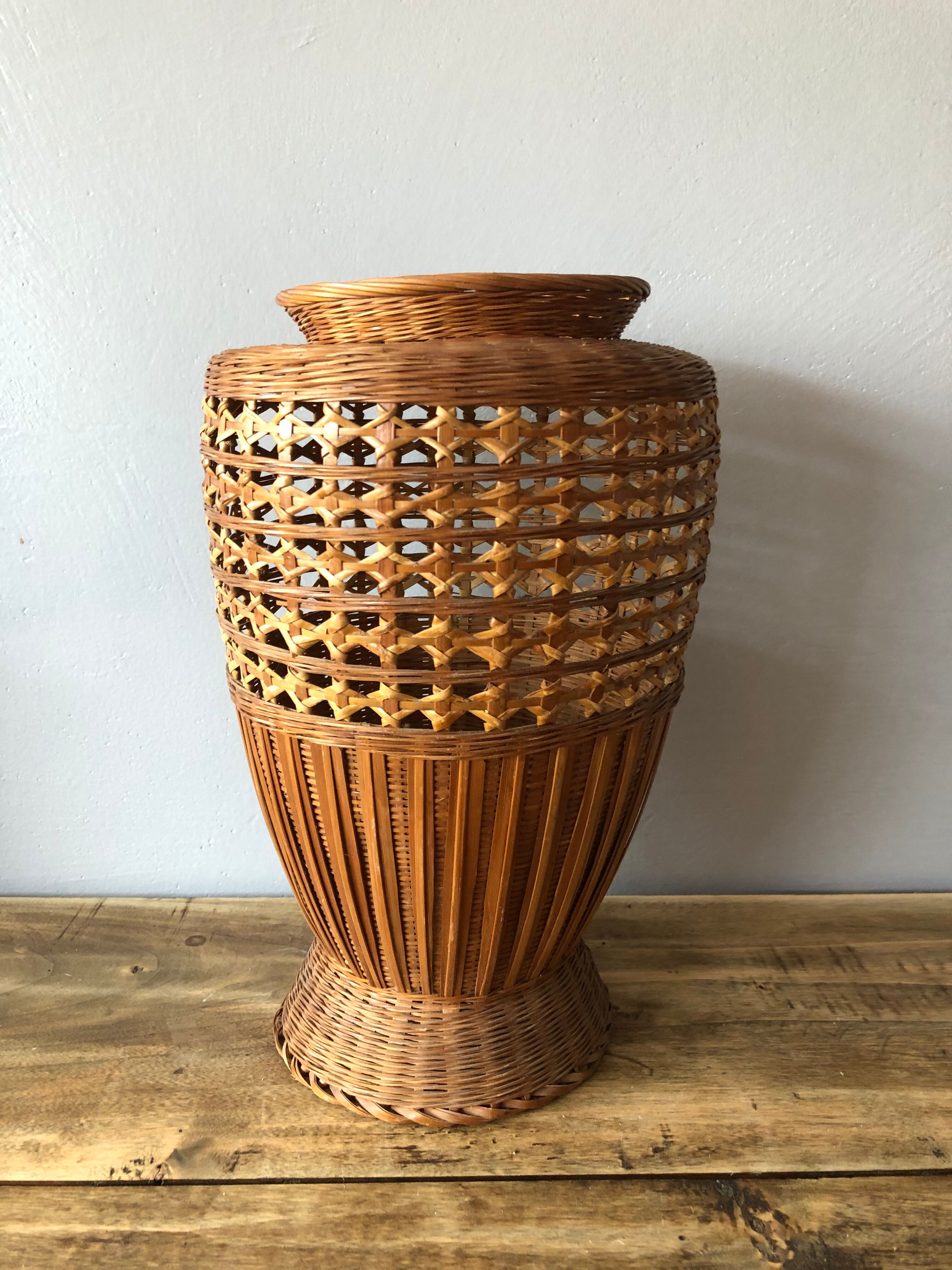 Cache jar in rattan or vase for dry bouquet