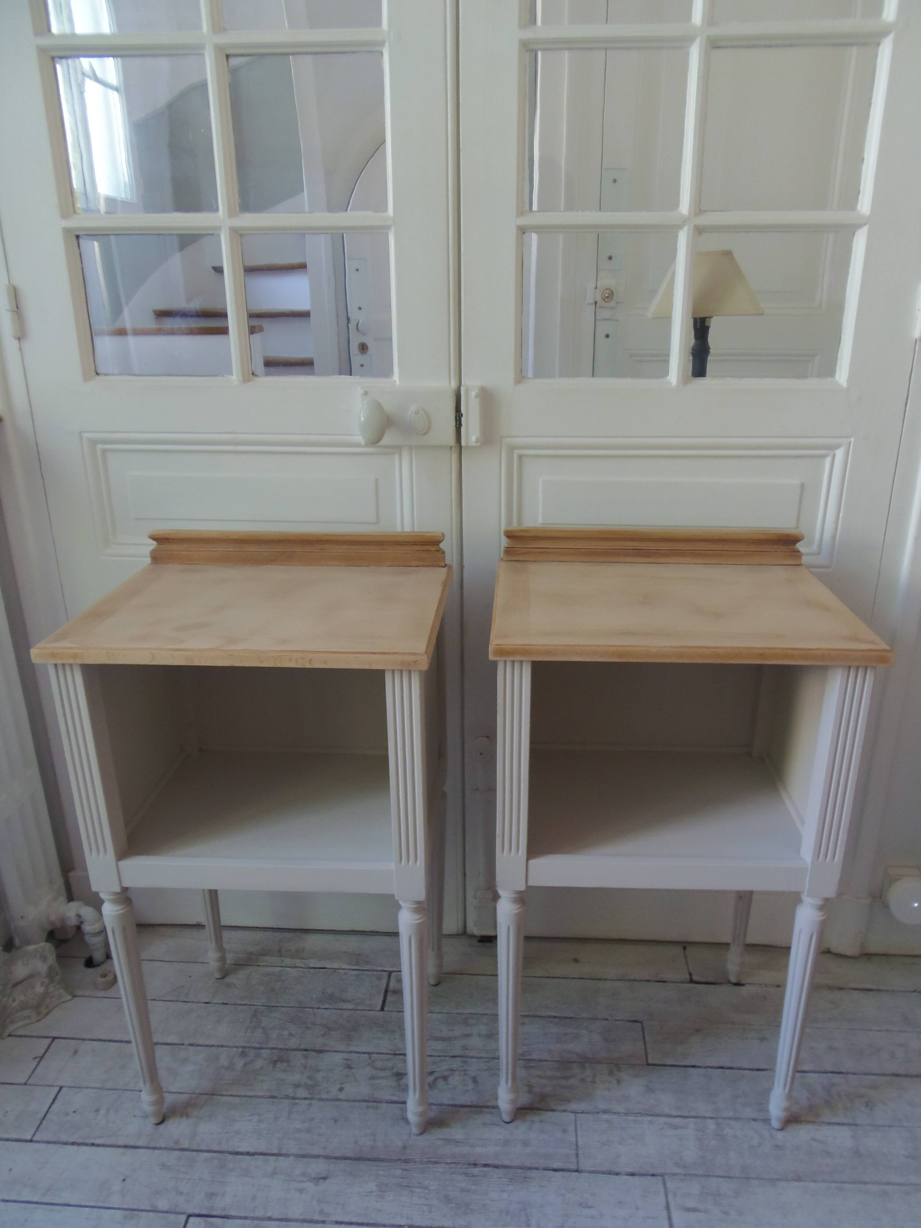 Pair of bedside tables, end tables re-enchanted in pearl gray, wooden top.