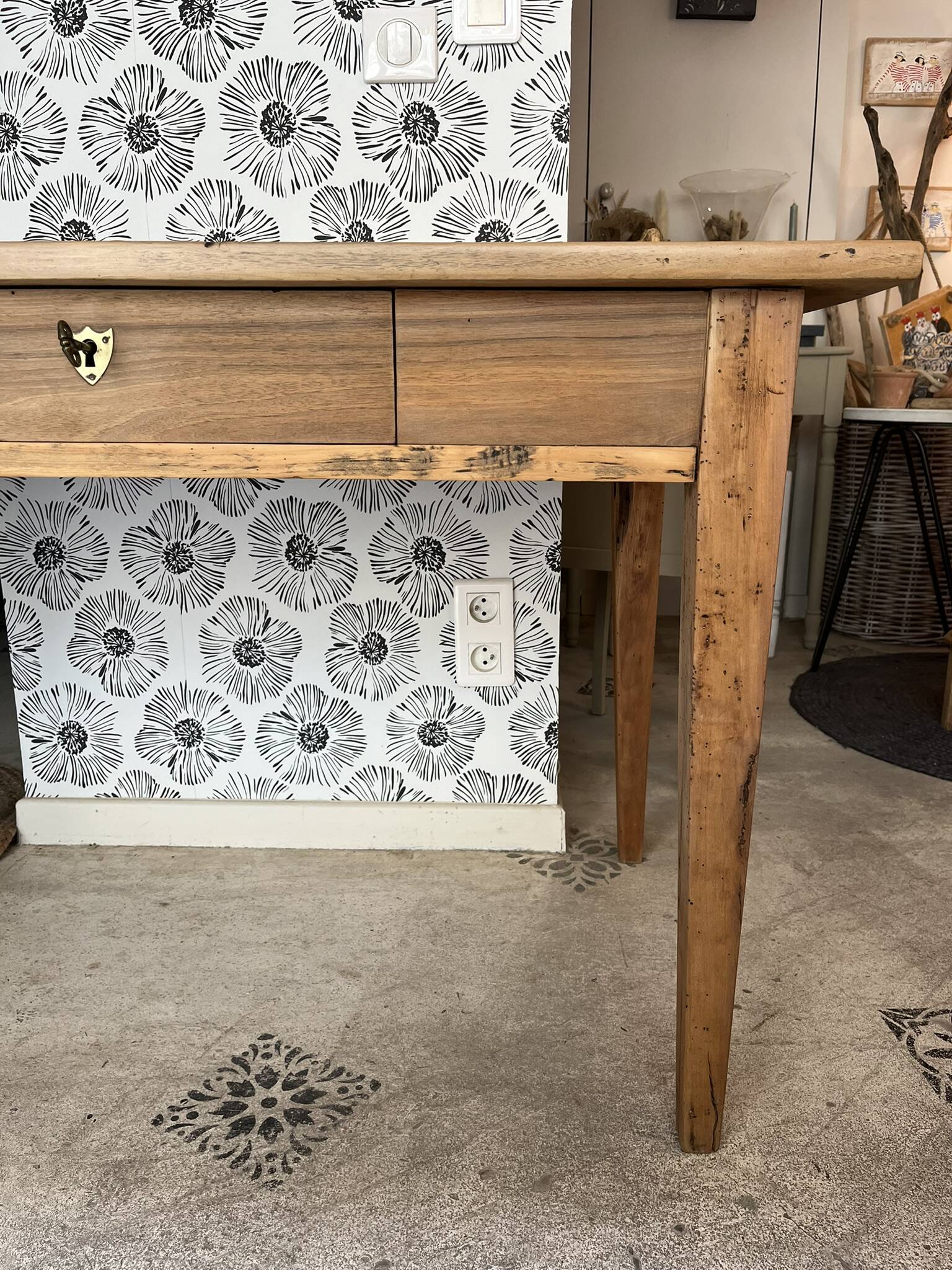 Nino desk, solid wood, drawer.