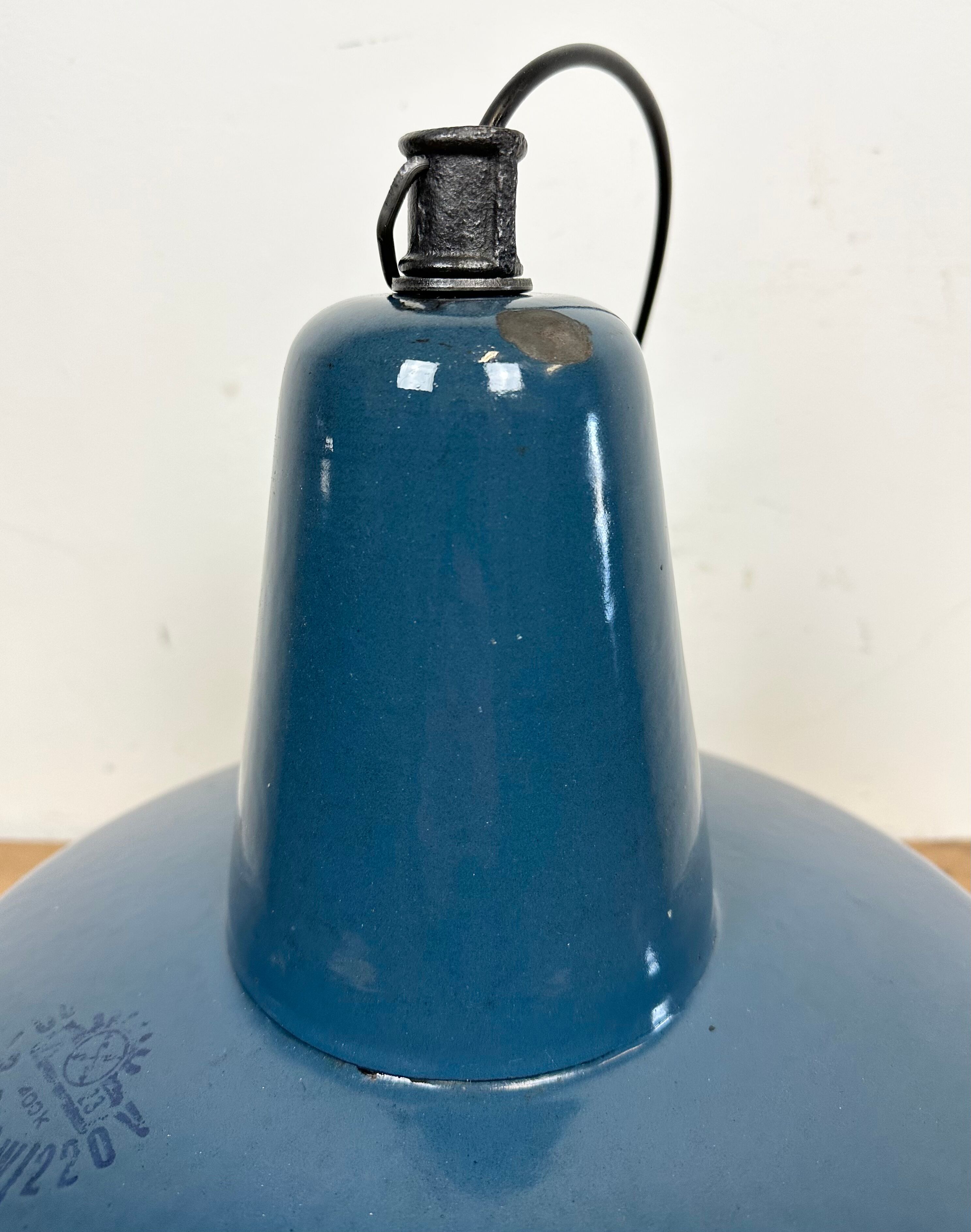 Suspension industrielle en émail bleu d’usine, années 1960