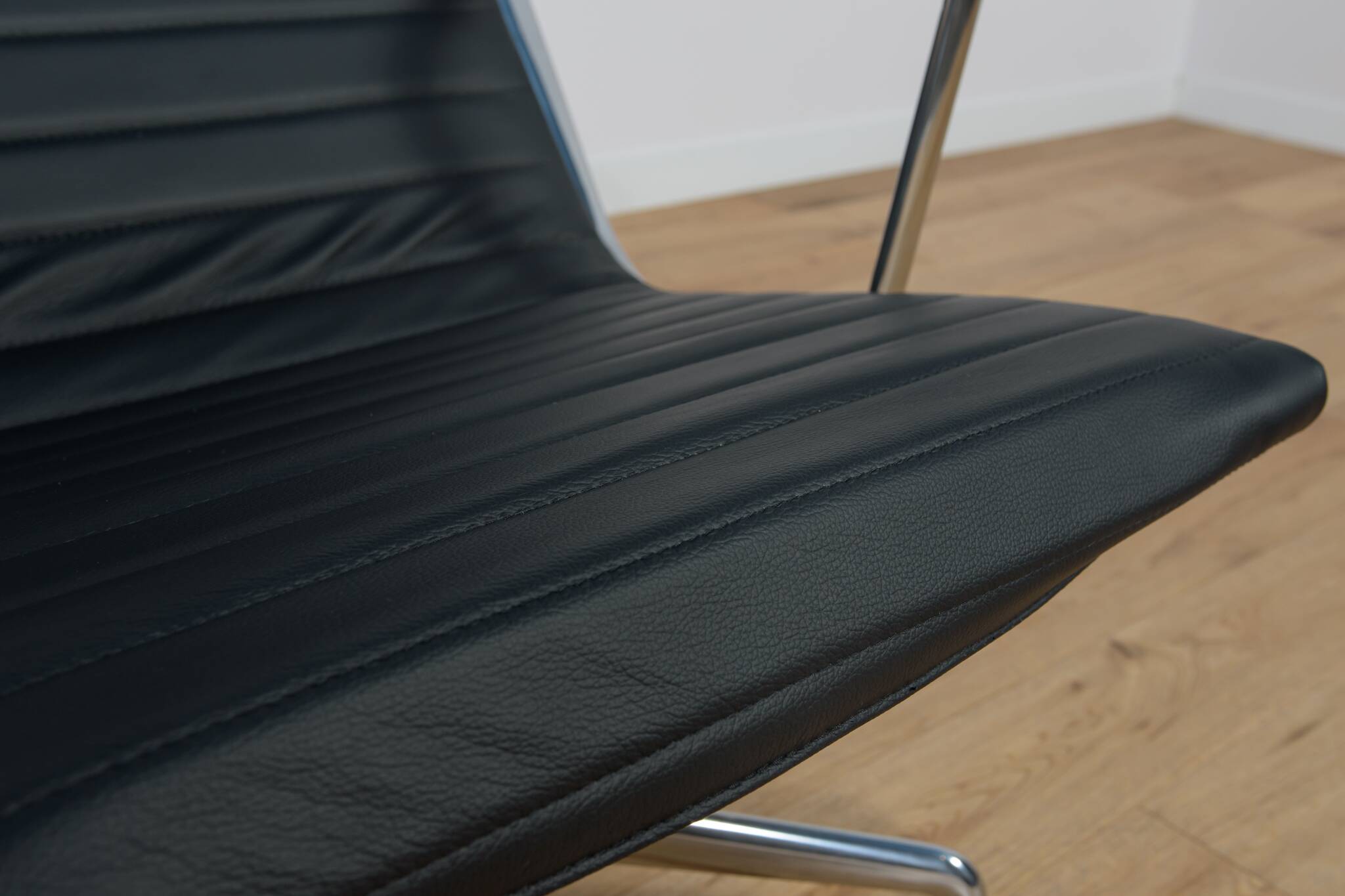 Eames Alu Group EA124 & EA125 Lounge Chair & Ottoman by Charles & Ray Eames for Vitra, 1980s.