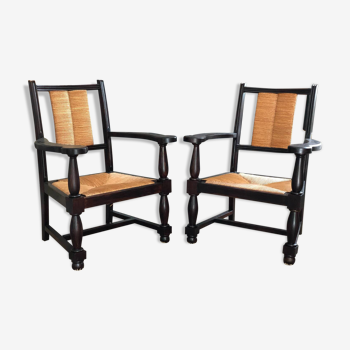 Paire de fauteuils Néo-basque 1950 vintage  en chêne, assises et dossiers paillés.