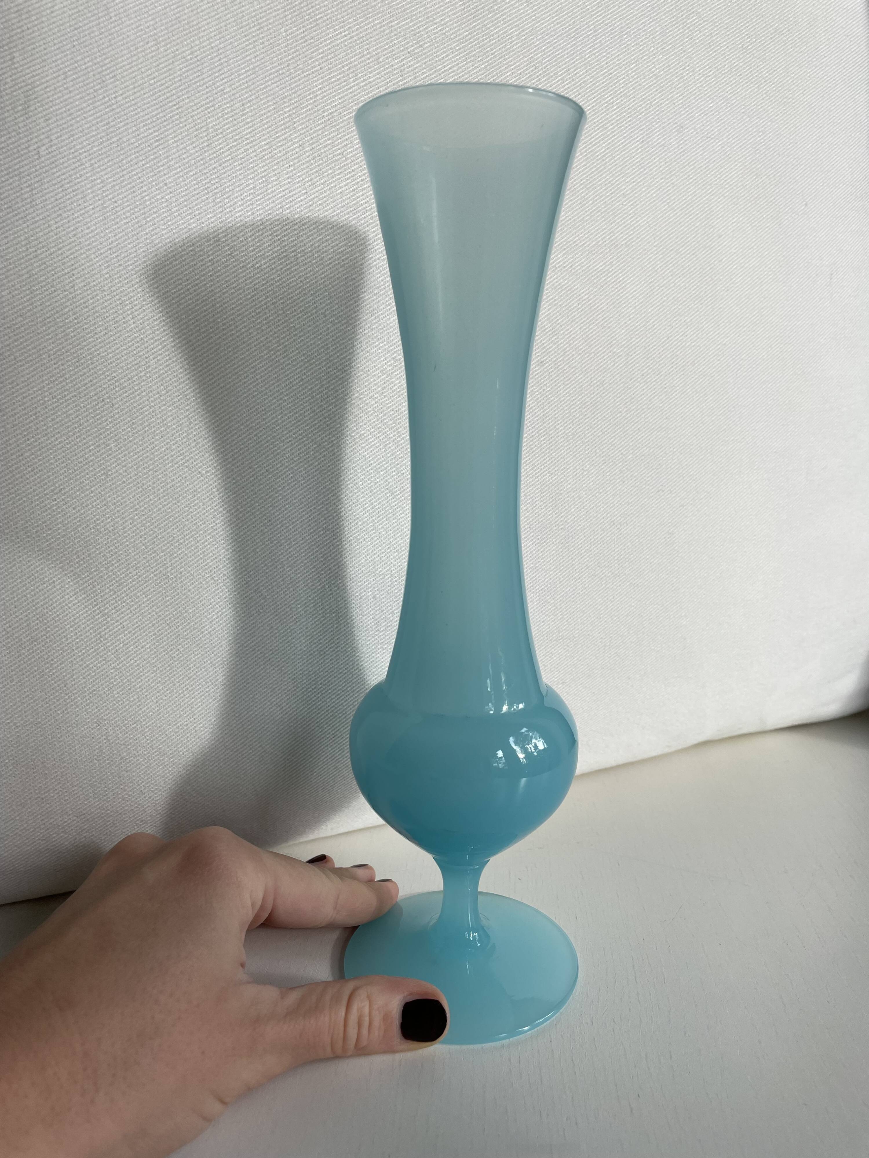 Vase en opaline bleu clair