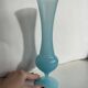 Vase en opaline bleu clair