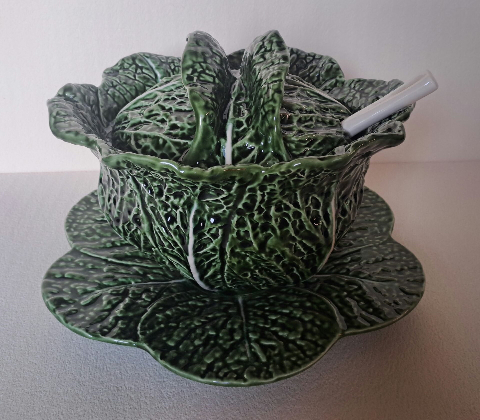 Important cabbage soup tureen and its vintage earthenware dish.