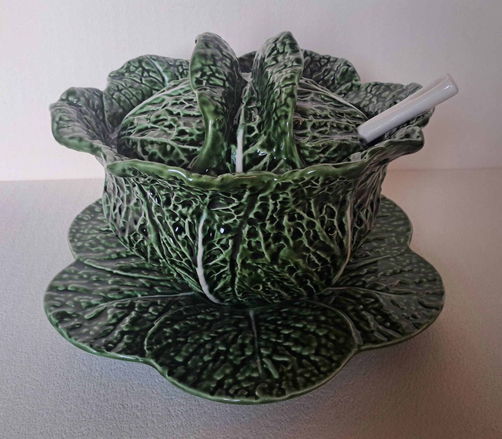 Important cabbage soup tureen and its vintage earthenware dish.