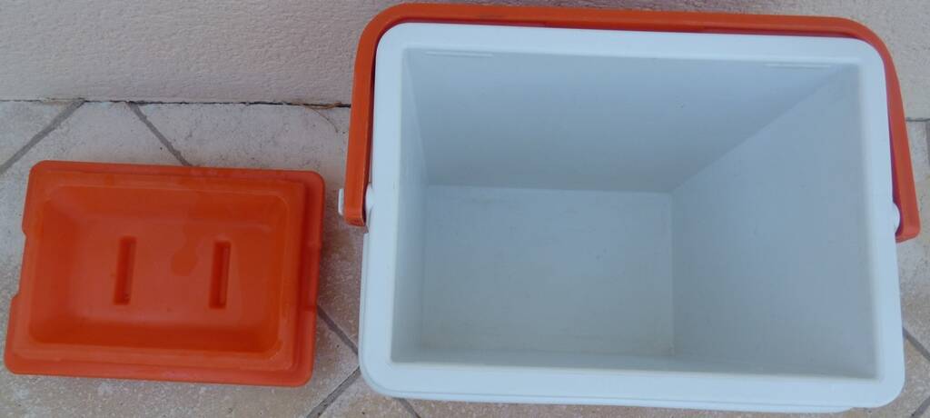 Glaciere vintage de couleur orange avec poignet  de marque EDA