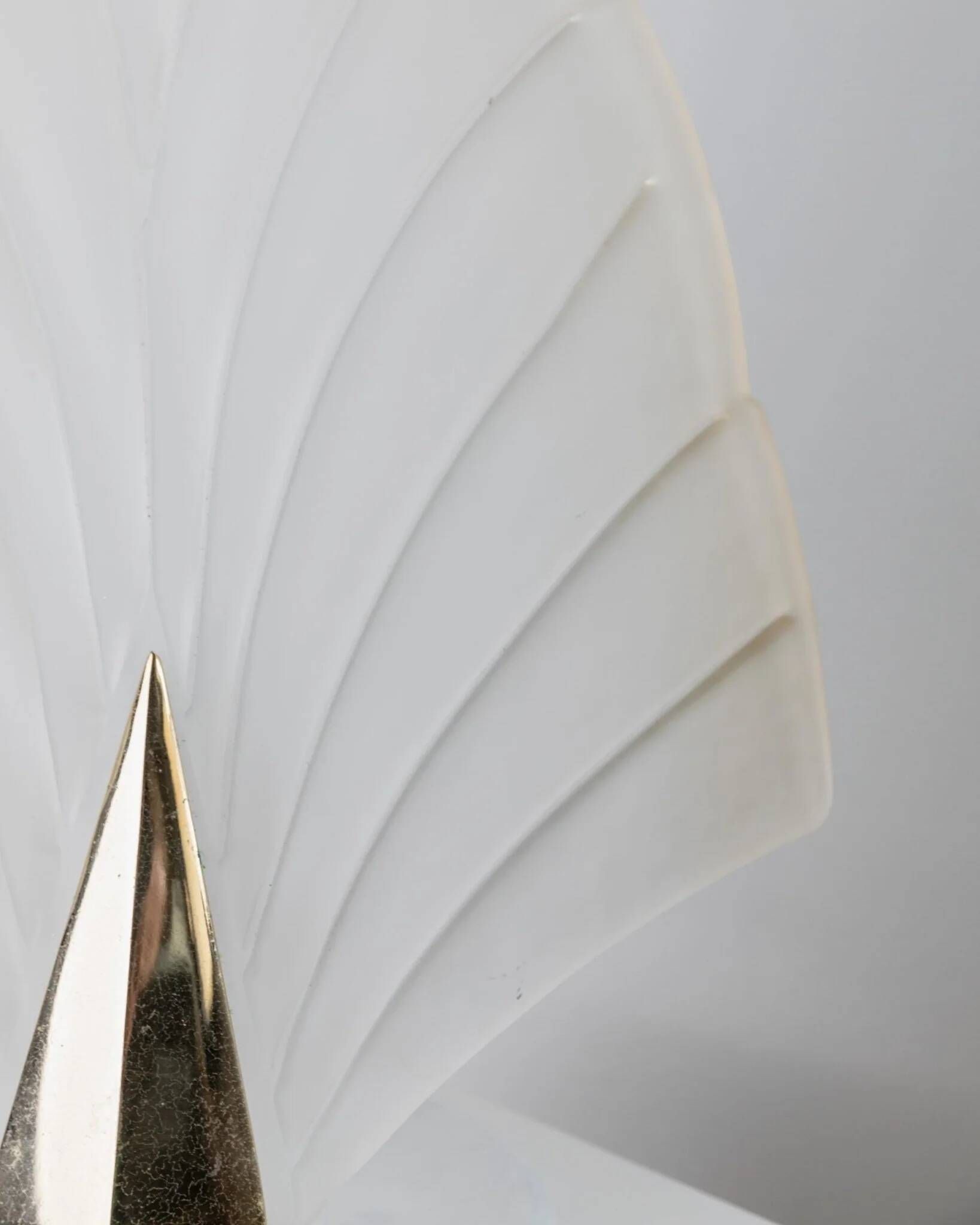 Large vintage Murano glass table lamp – leaf-shaped glass – white, gold metal base – Italy 1980s