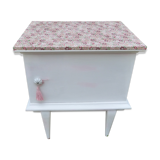 Table de chevet patinée blanc et tissu fleuri