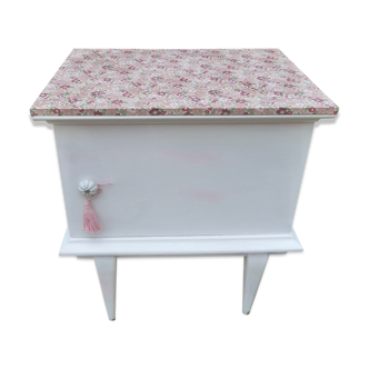 Patina nightstand white and fabric flowers