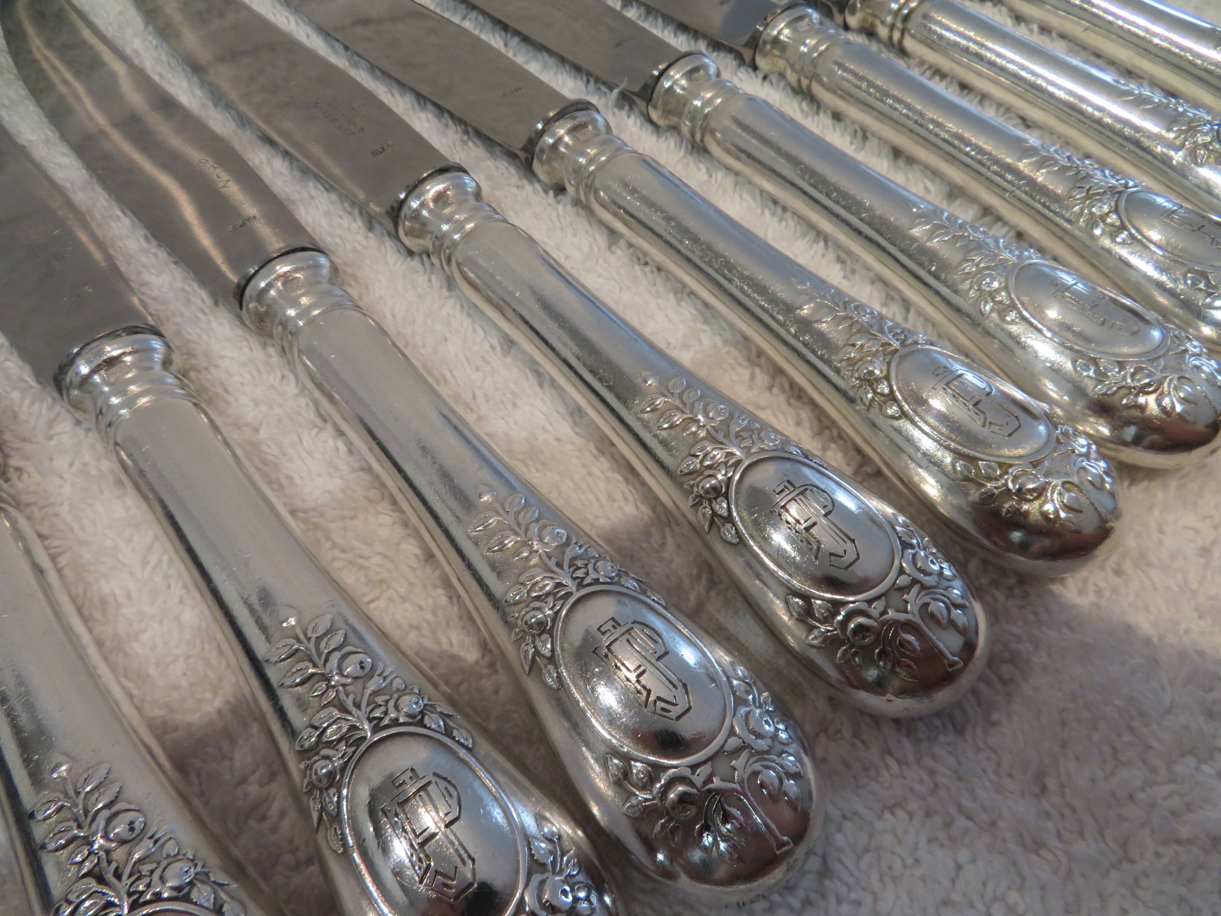11 silver-plated dessert knives, Ercuis goldsmith, Roses model, Louis XVI style