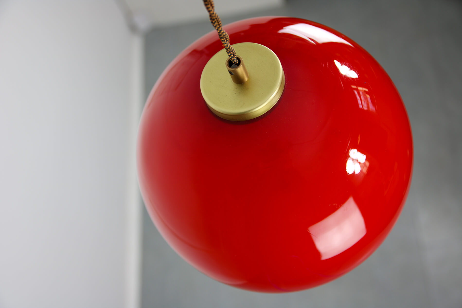 Suspension en verre rouge du milieu du siècle