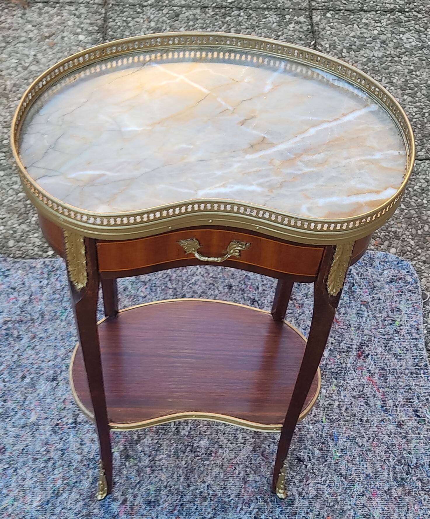 Louis XVI period pedestal table, in solid mahogany and veneer, and in gilded bronze.