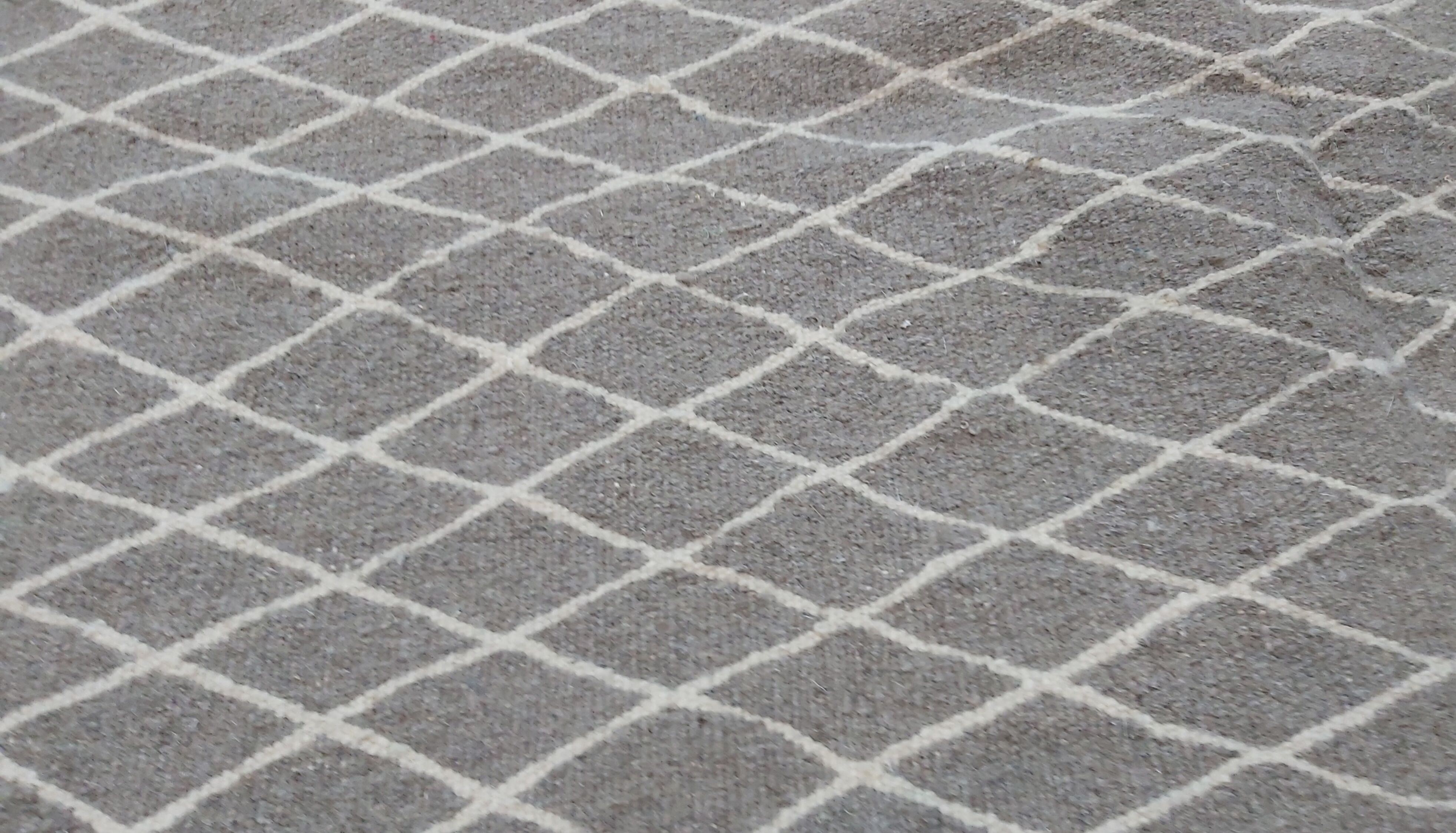 Traditional grey and white berber carpet 200x150cm