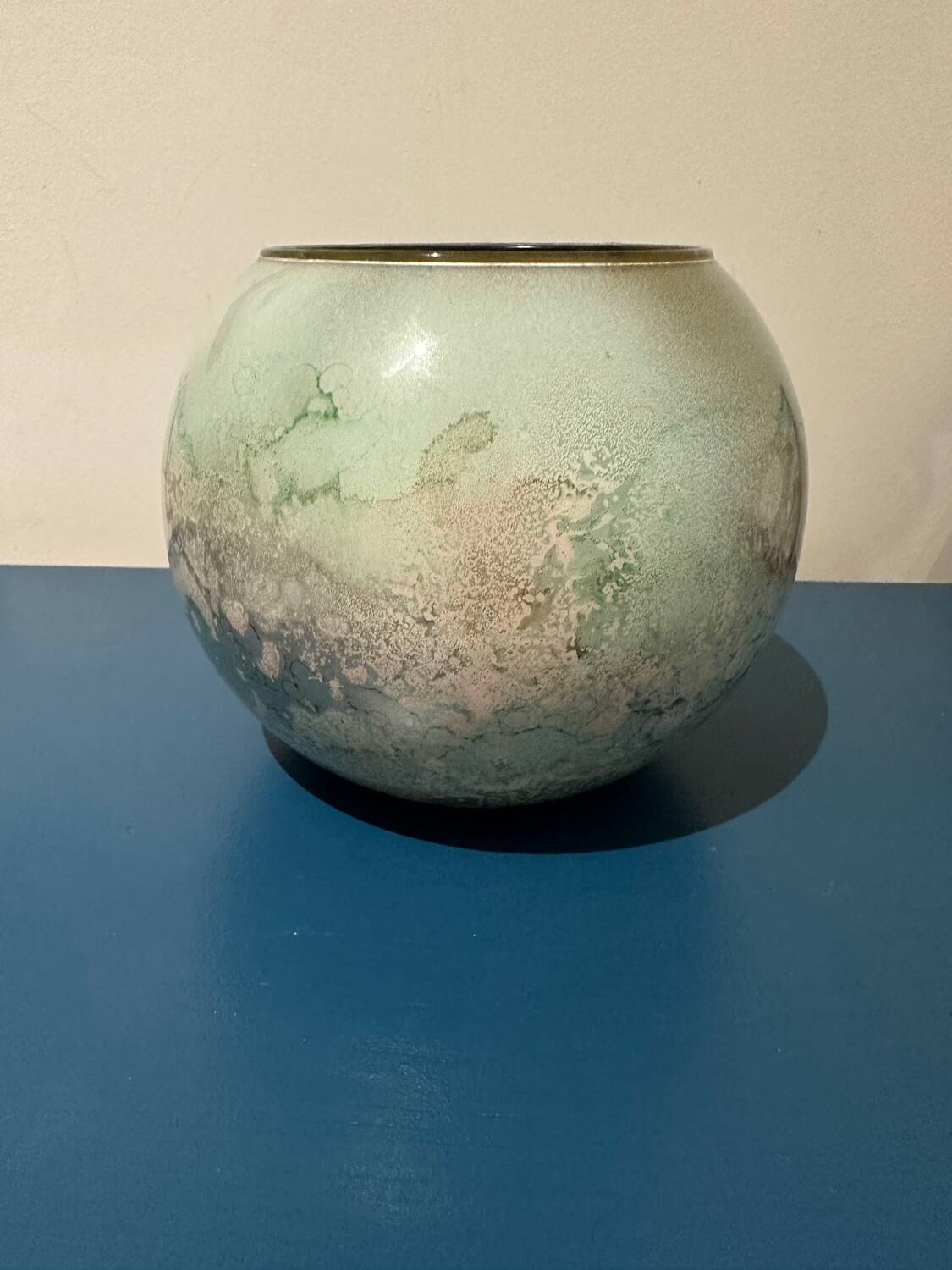 Vase boule en verre laqué Jean-Noel Bouillet
