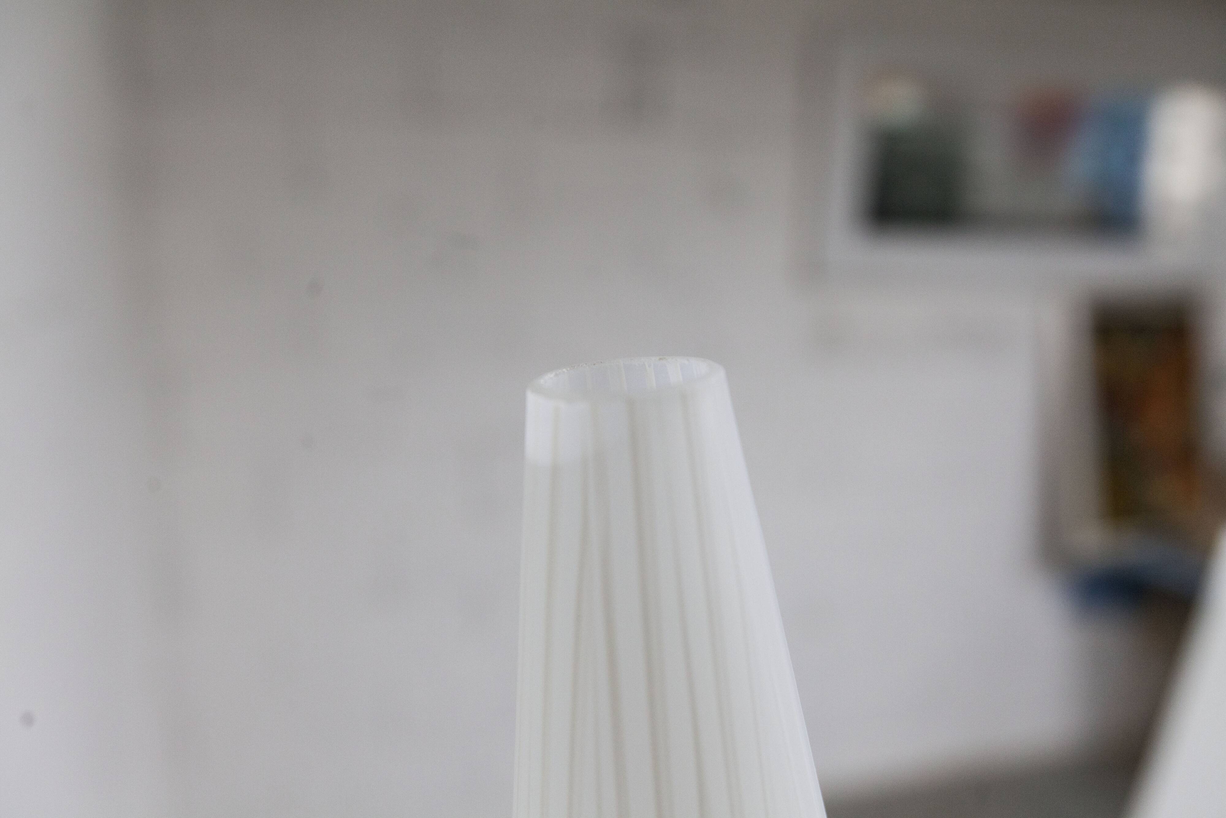 Lampadaire à 3 branches de 1960 laiton doré, fonte et opalines