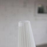 Lampadaire à 3 branches de 1960 laiton doré, fonte et opalines