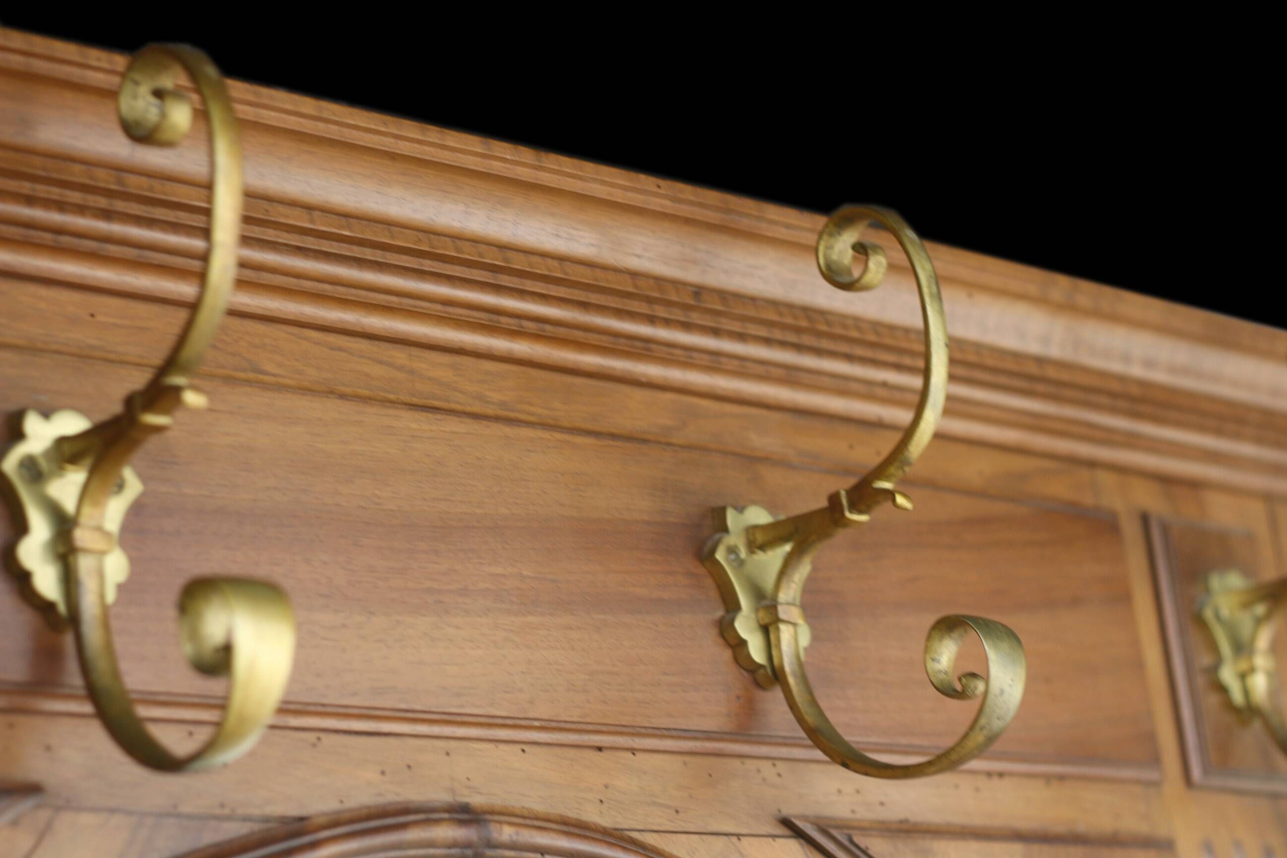 Very beautiful entrance wardrobe in solid walnut (circa 1900).