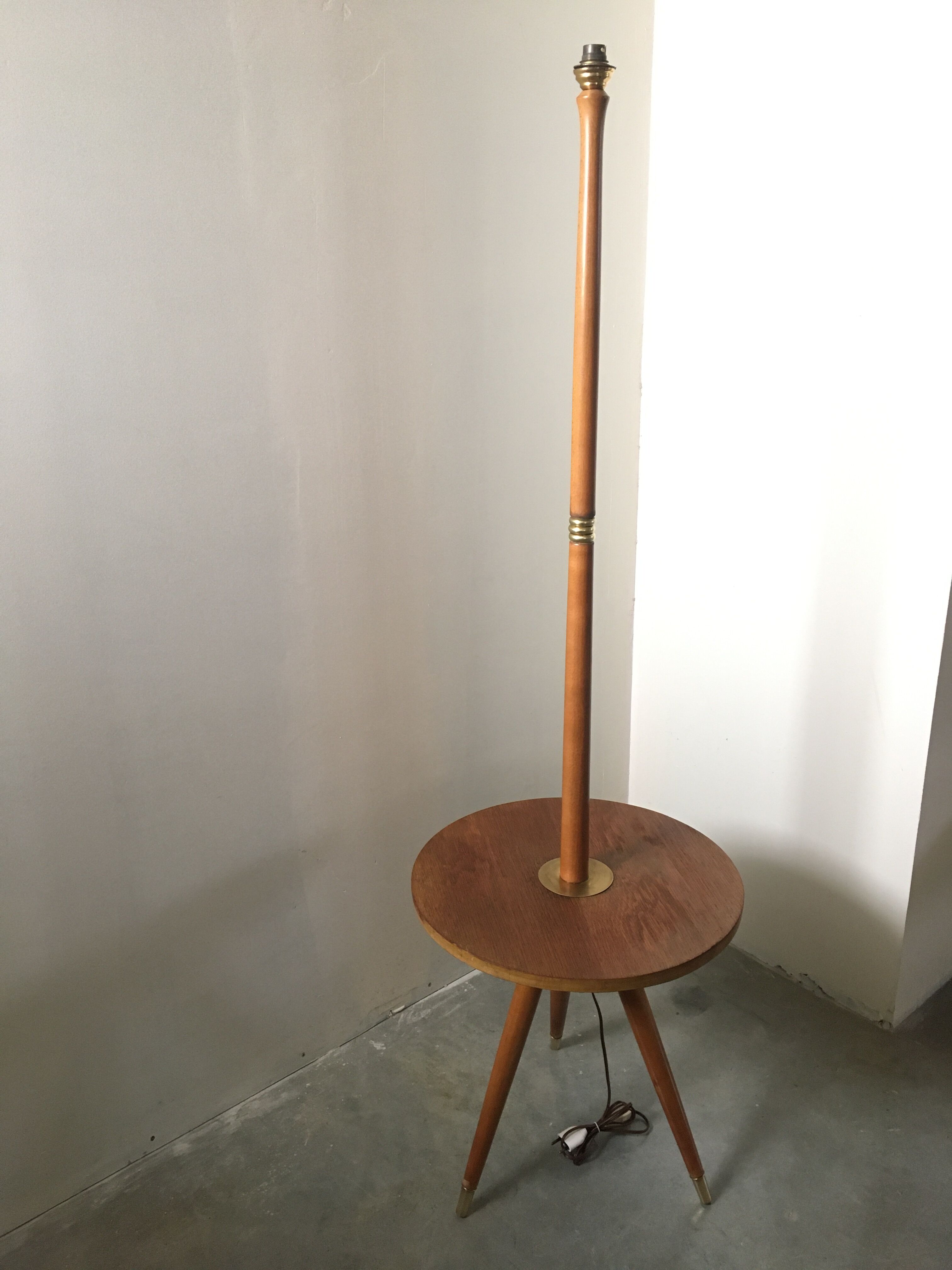 Tripod tablet lamppost