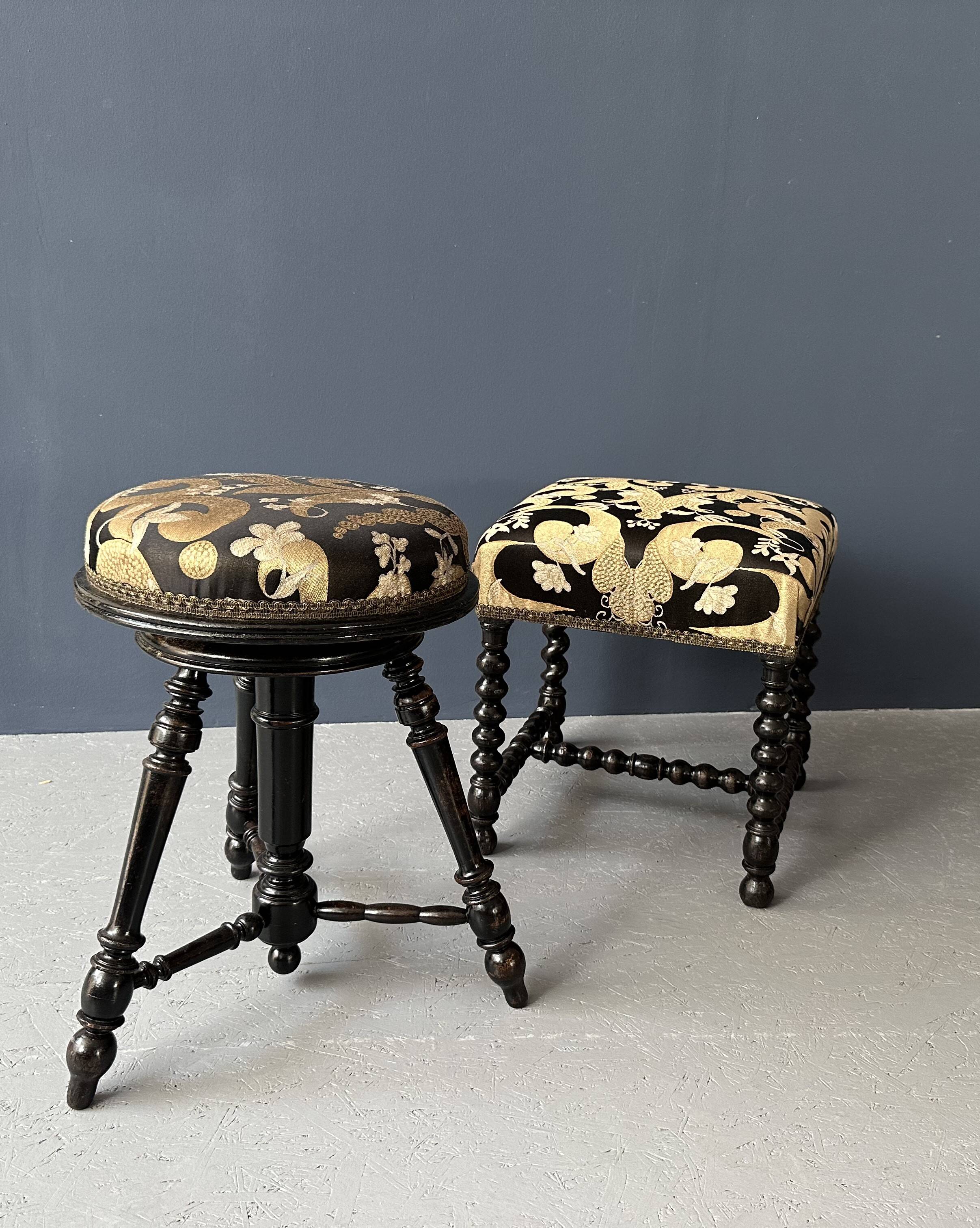 Small black round-cushionstool