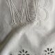 Linge ancien, drap brodé avec monogramme (modèle 1)