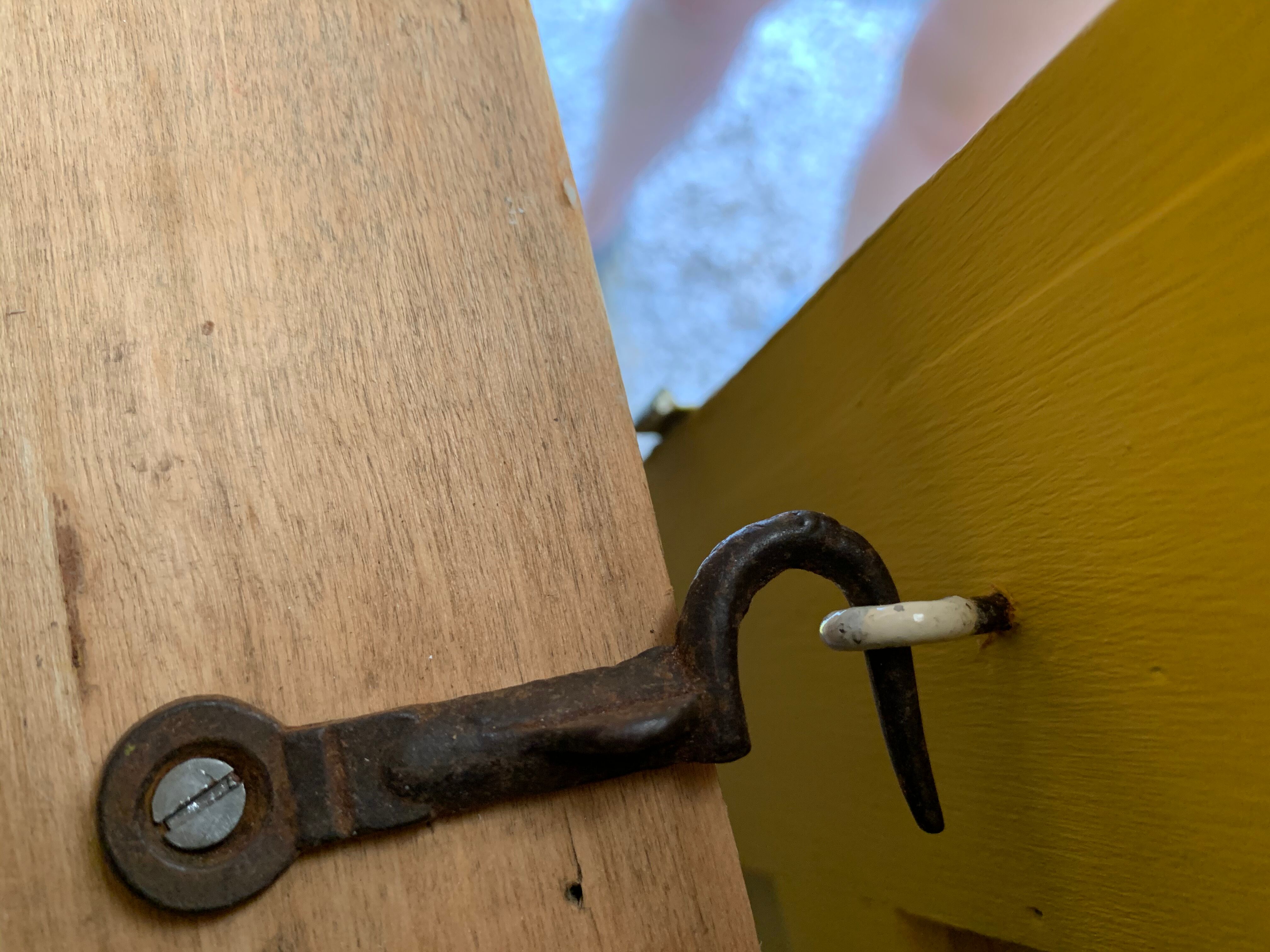 Armoire parisienne jaune poudrée 1950